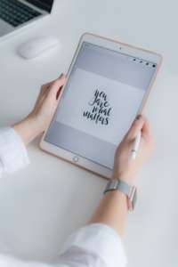 photo-1557825835-b4527f242af7