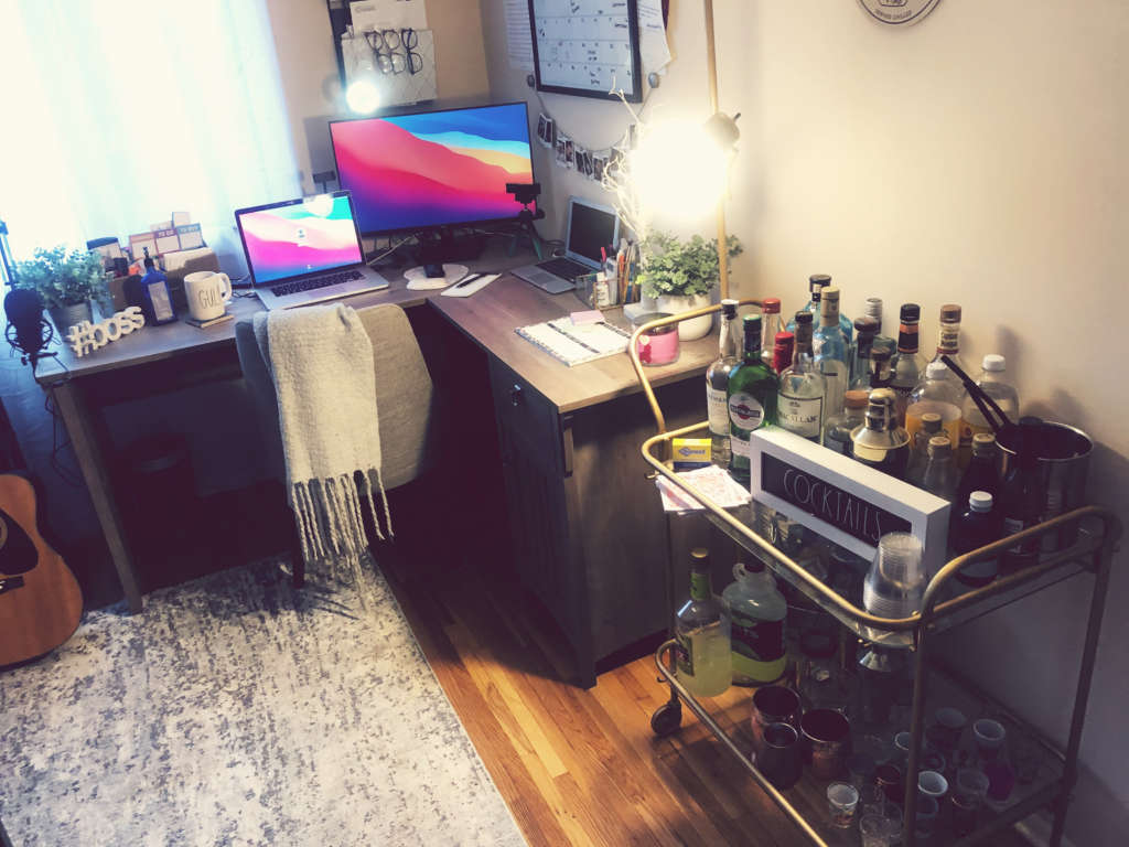 https://hertrack.com/wp-content/uploads/2021/02/desk-decor-liquor-bar-1024x768.jpg