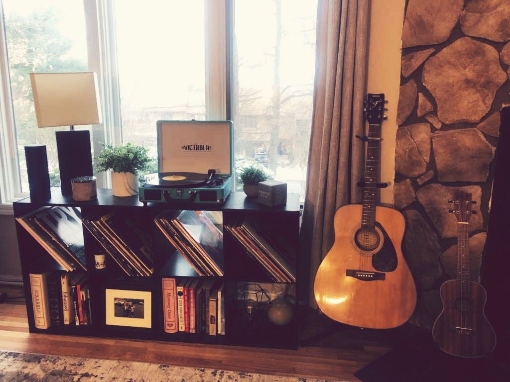 https://hertrack.com/wp-content/uploads/2021/02/records-guitar-home-decor.jpg